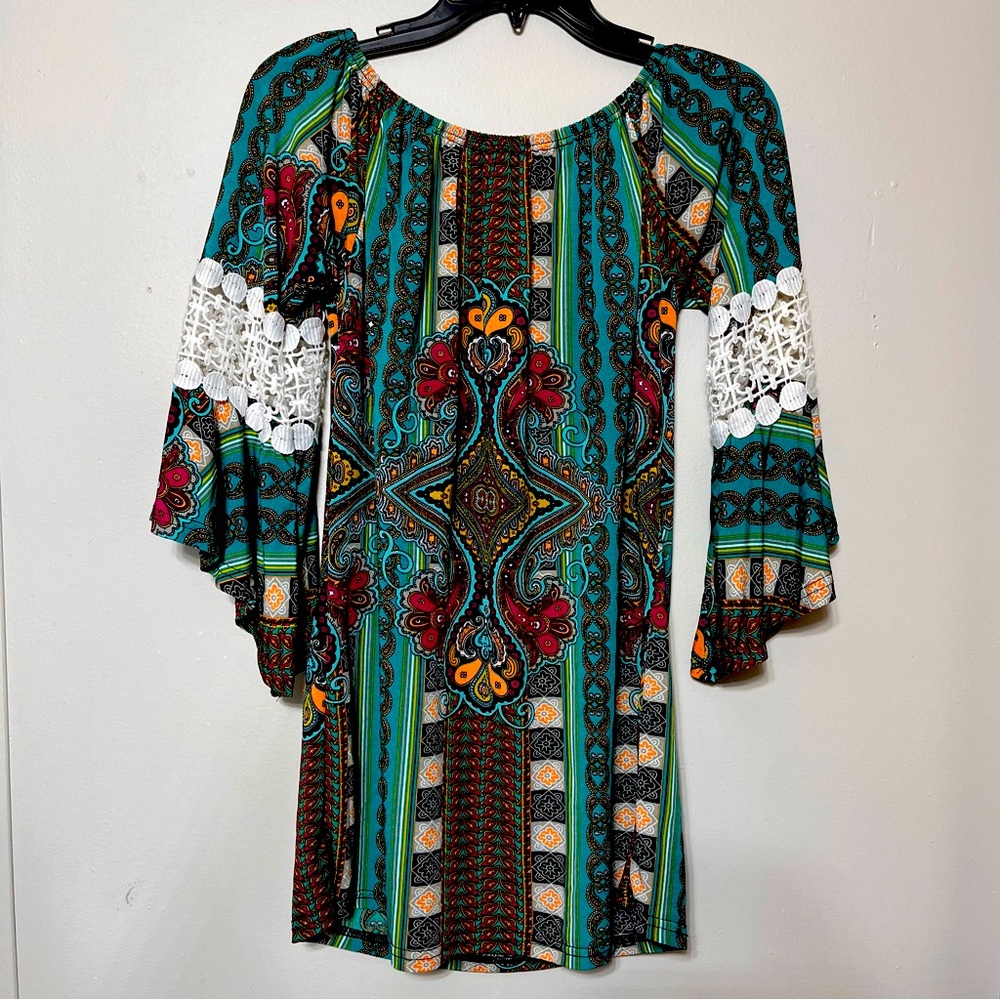 Woman’s Pinwheel Sleeve Tunic